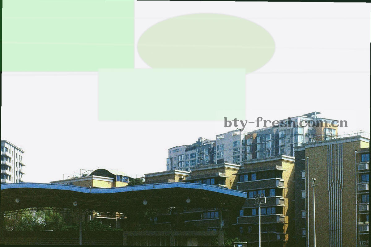 笔记本外接显示器同时打开赛程中心与文档页面，桌面干净、光线偏冷